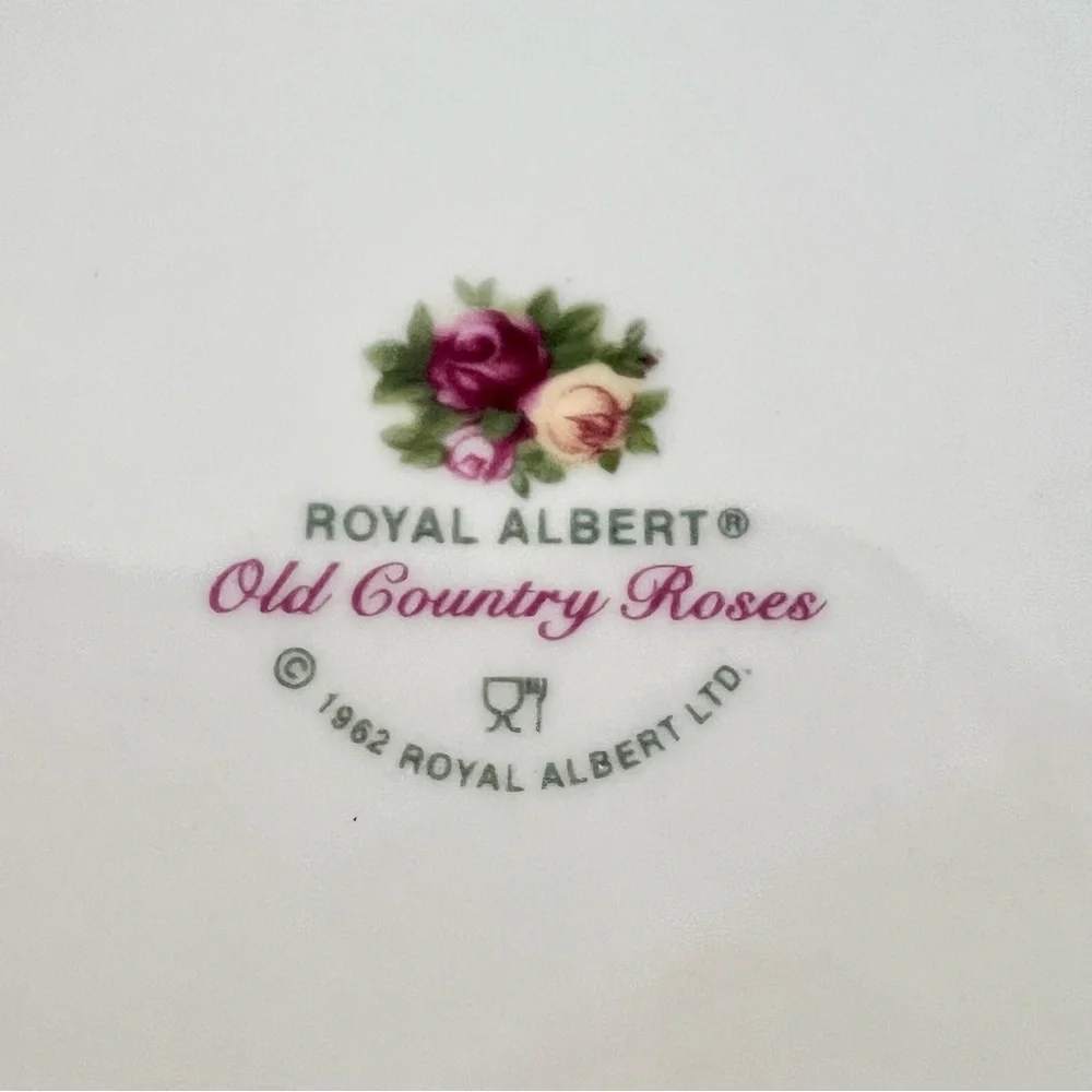 Royal‎ Albert Old Country Roses Teapot with Butterfly & Roses on Lid Vintage